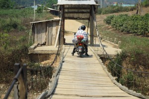 Motorrad auf Brücke